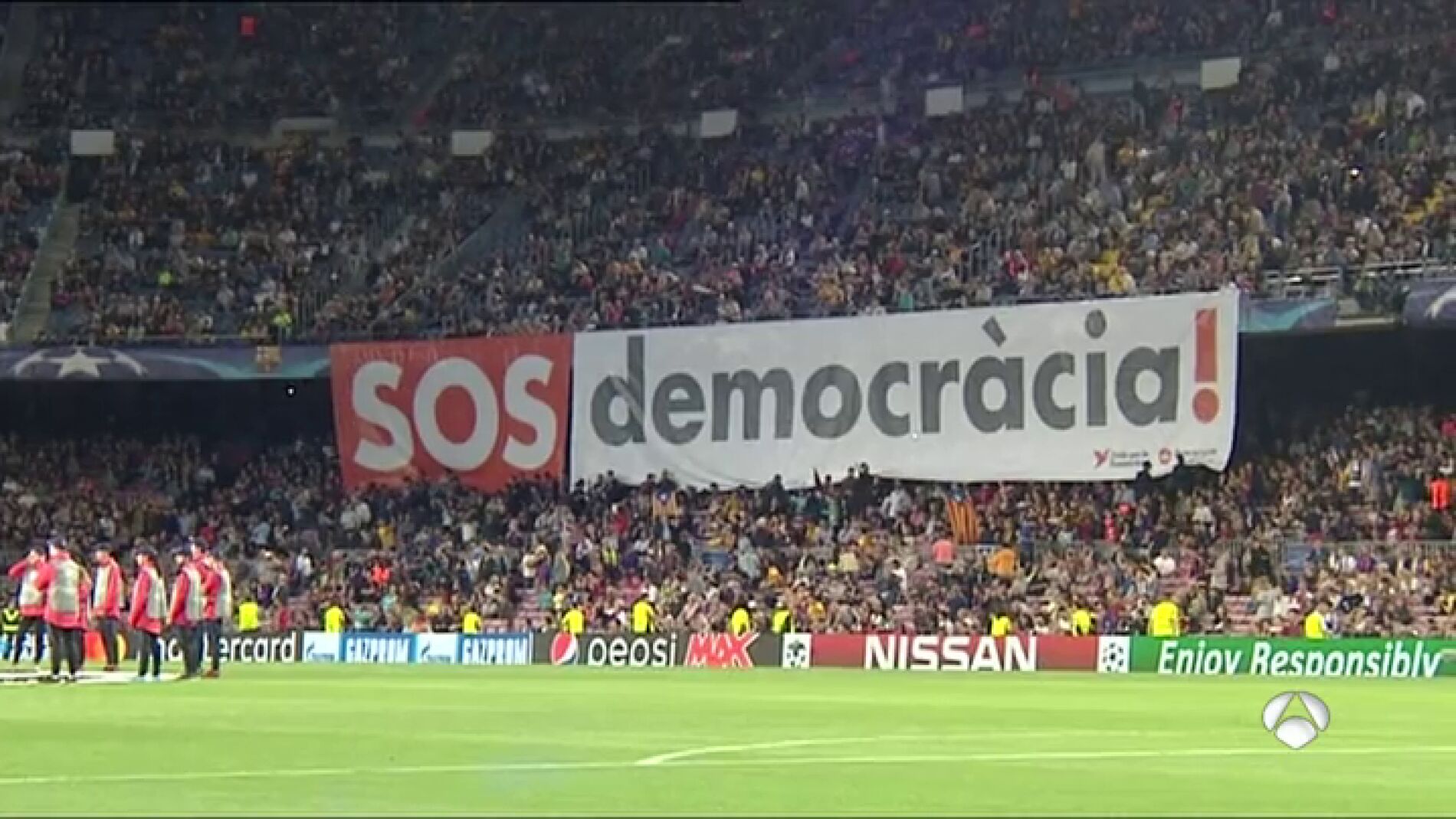 El Camp Nou, escenario pol&iacute;tico en el Bar&ccedil;a-Juve: pancartas, gritos de Independencia, pitos al himno...