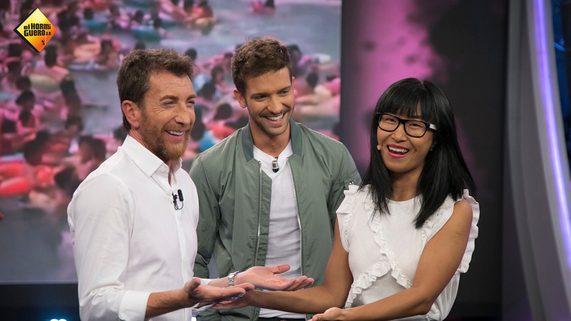 Yibing conquista el coraz&oacute;n de Pablo Albor&aacute;n con las costumbres veraniegas de los chinos