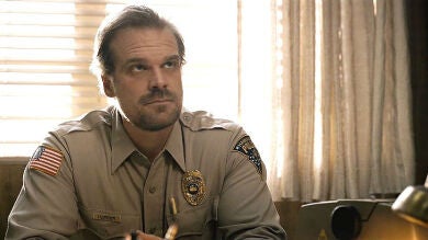 David Harbour, Hopper en 'Stranger Things', posa en las fotos de graduación de una fan 