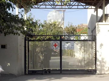 Vista de la valla de un centro médico del Comité Internacional de la Cruz Roja (CICR) Vista de la valla de un centro médico del Comité Internacional de la Cruz Roja (CICR)