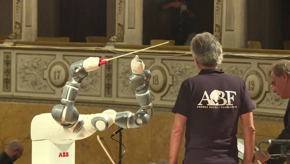 Un robot coge la batuta y dirige la Filarmónica de Lucca