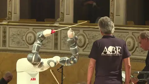 Un robot coge la batuta y dirige la Filarmónica de Lucca Un robot coge la batuta y dirige la Filarmónica de Lucca