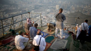 Musulmanes rezando en el Monte Al-Noor, en La Meca, Arabia Saudí