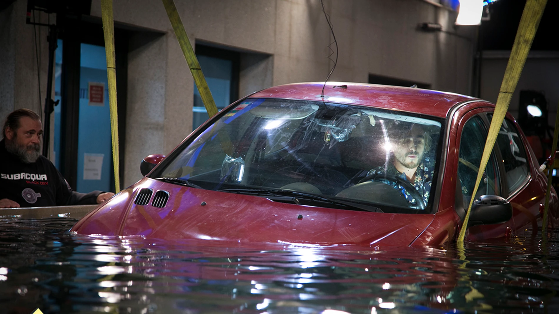 Cómo sobrevivir si quedamos atrapados en el interior de un coche bajo el agua