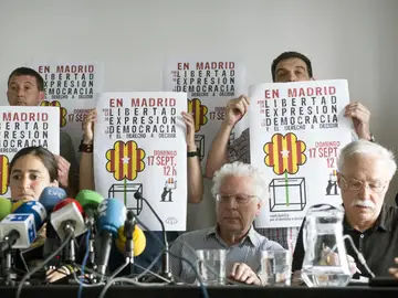 Elena Martínez (sentada-i), Javier Sábada (c) y Jaime Pastor (d), representantes de la plataforma "Madrileños por el Derecho a Decidir", durante la rueda de prensa Elena Martínez (sentada-i), Javier Sábada (c) y Jaime Pastor (d), representantes de la plataforma "Madrileños por el Derecho a Decidir", durante la rueda de prensa