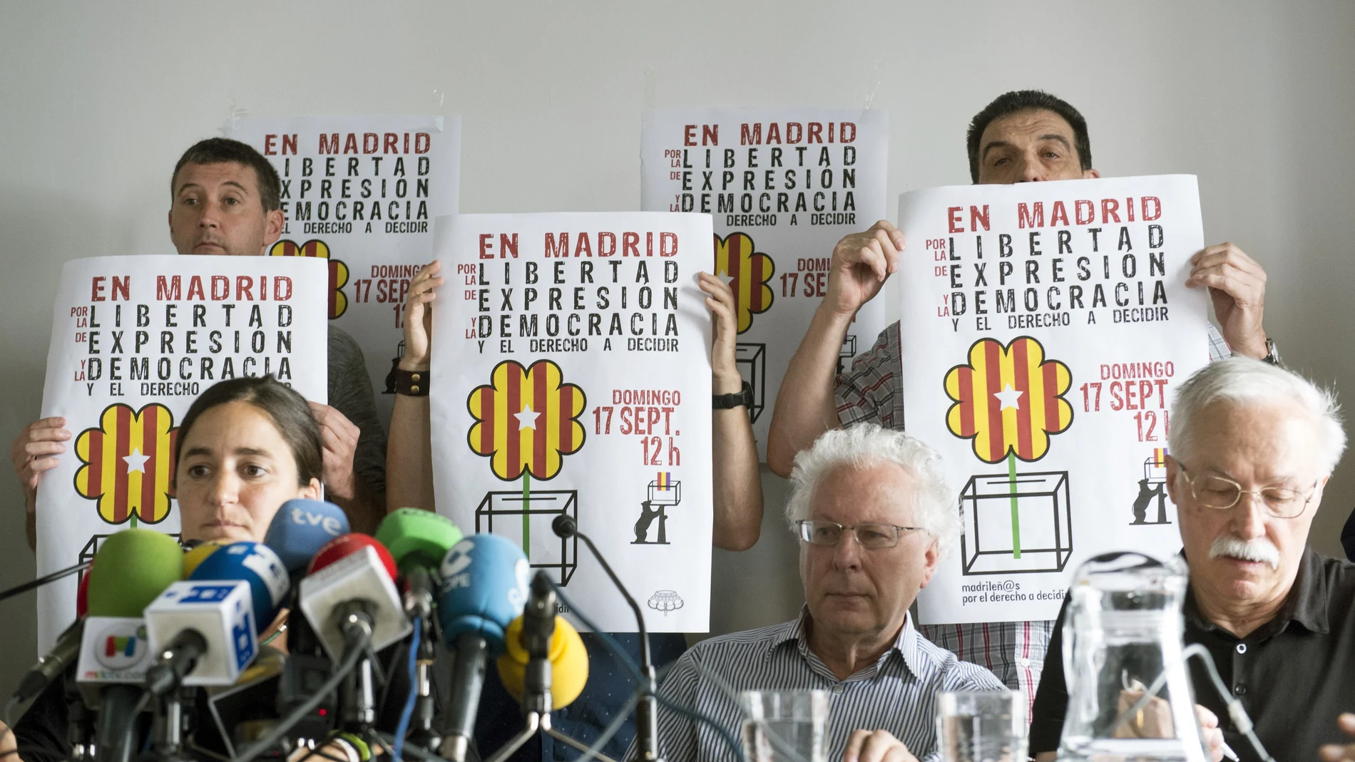 Elena Martínez (sentada-i), Javier Sábada (c) y Jaime Pastor (d), representantes de la plataforma "Madrileños por el Derecho a Decidir", durante la rueda de prensa Elena Martínez (sentada-i), Javier Sábada (c) y Jaime Pastor (d), representantes de la plataforma "Madrileños por el Derecho a Decidir", durante la rueda de prensa