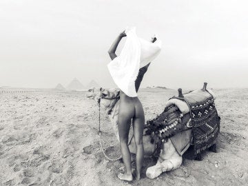 Marisa Papen posando desnuda en las pirámides de Guiza