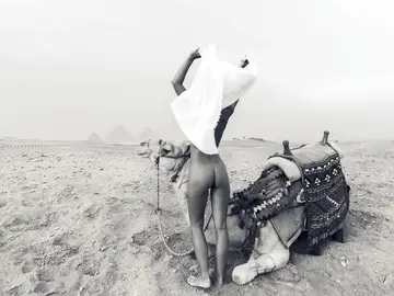 Marisa Papen posando desnuda en las pirámides de Guiza Marisa Papen posando desnuda en las pirámides de Guiza