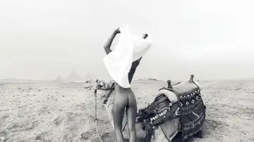 Marisa Papen posando desnuda en las pirámides de Guiza Marisa Papen posando desnuda en las pirámides de Guiza