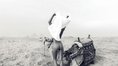 Una modelo belga es apresada en Egipto por posar desnuda ante las pirámides de Guiza