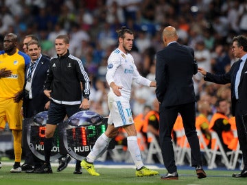 Gareth Bale se retira con gesto serio al banquillo del Bernabéu