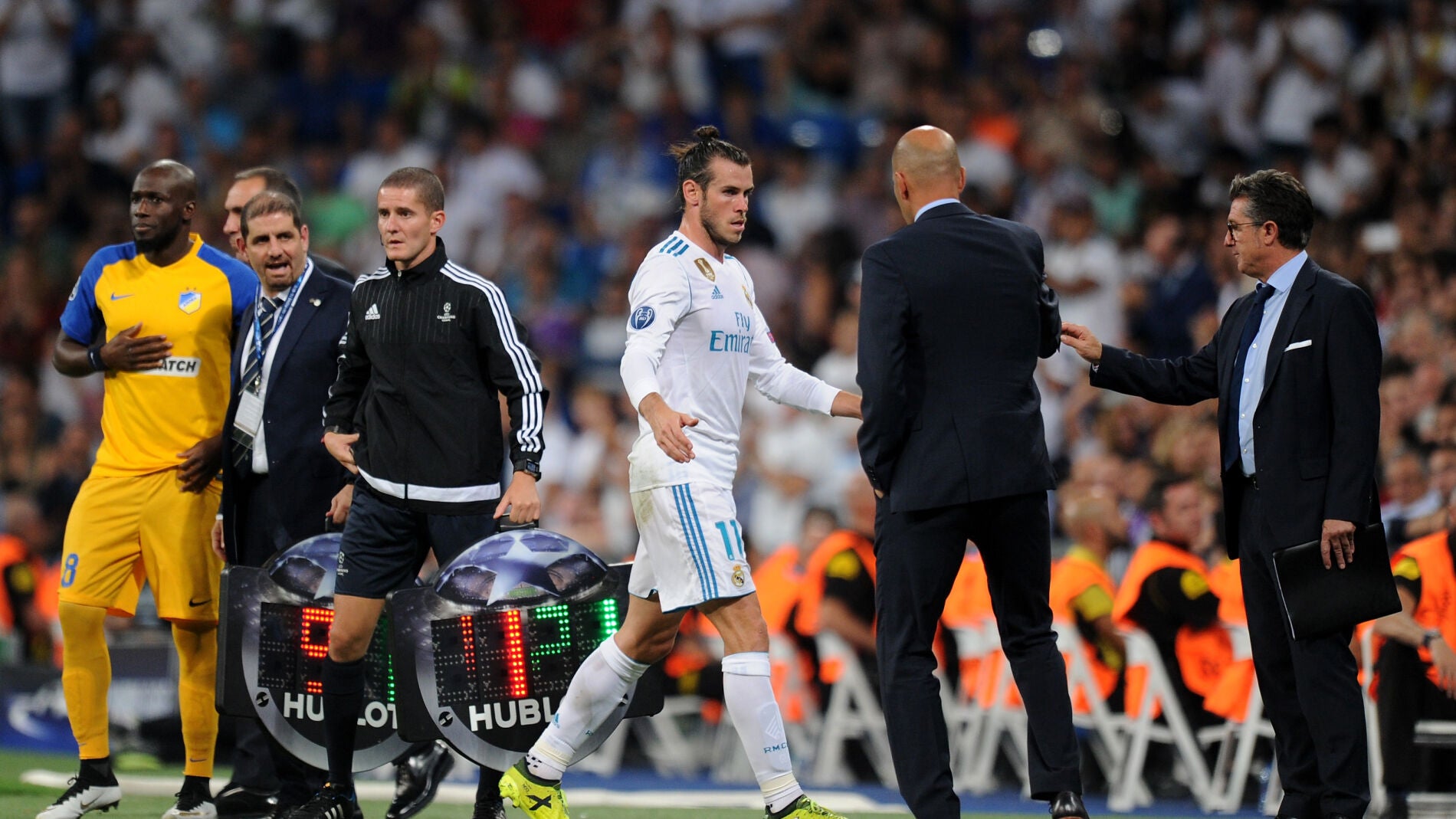 Gareth Bale se retira con gesto serio al banquillo del Bernab&eacute;u