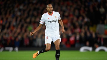 N&#39;Zonzi se prepara para pasar el balón en un partido con el Sevilla