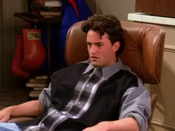 Ross comete un grave error, besa a la madre de Chandler Ross comete un grave error, besa a la madre de Chandler