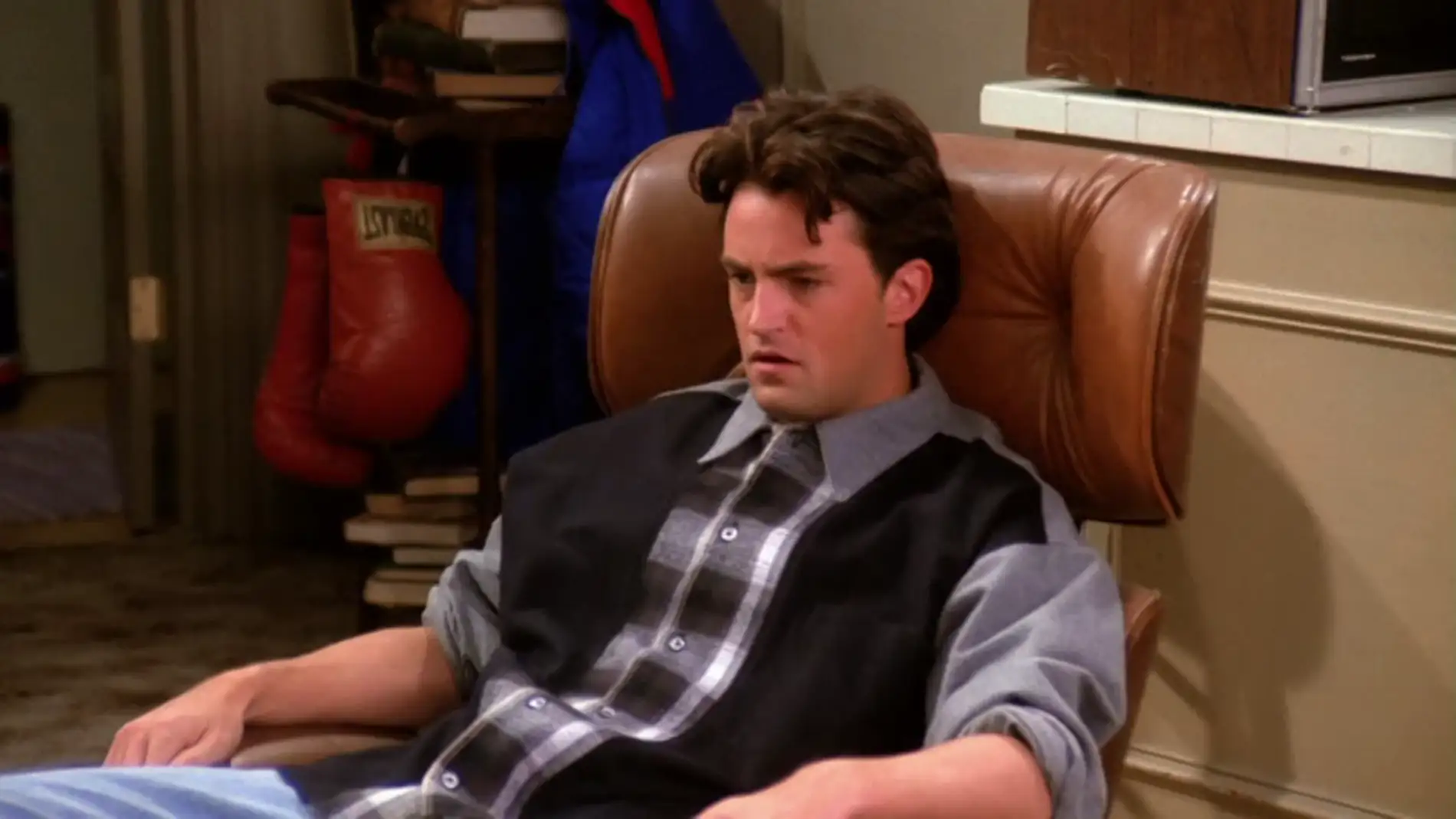 Ross comete un grave error, besa a la madre de Chandler