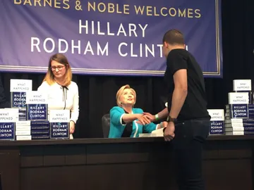 Clinton, firmando su nuevo libro, 'What Happened' Clinton, firmando su nuevo libro, 'What Happened'