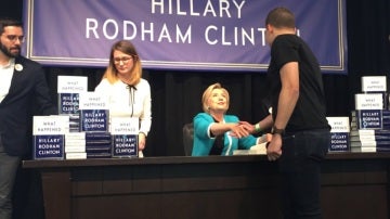 Clinton, firmando su nuevo libro, 'What Happened'