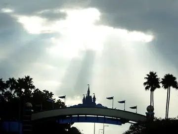 La luz del sol, a través de las nubes, cuando Disney World esperaba la llegada del huracán Irma La luz del sol, a través de las nubes, cuando Disney World esperaba la llegada del huracán Irma