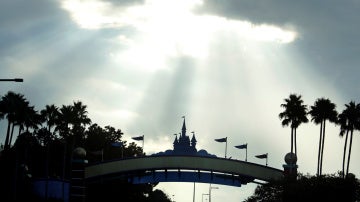 La luz del sol, a través de las nubes, cuando Disney World esperaba la llegada del huracán Irma