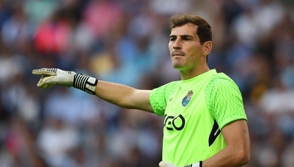 Iker Casillas habla con sus compañeros de equipo en el Oporto