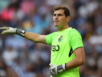 Iker Casillas habla con sus compañeros de equipo en el Oporto Iker Casillas habla con sus compañeros de equipo en el Oporto