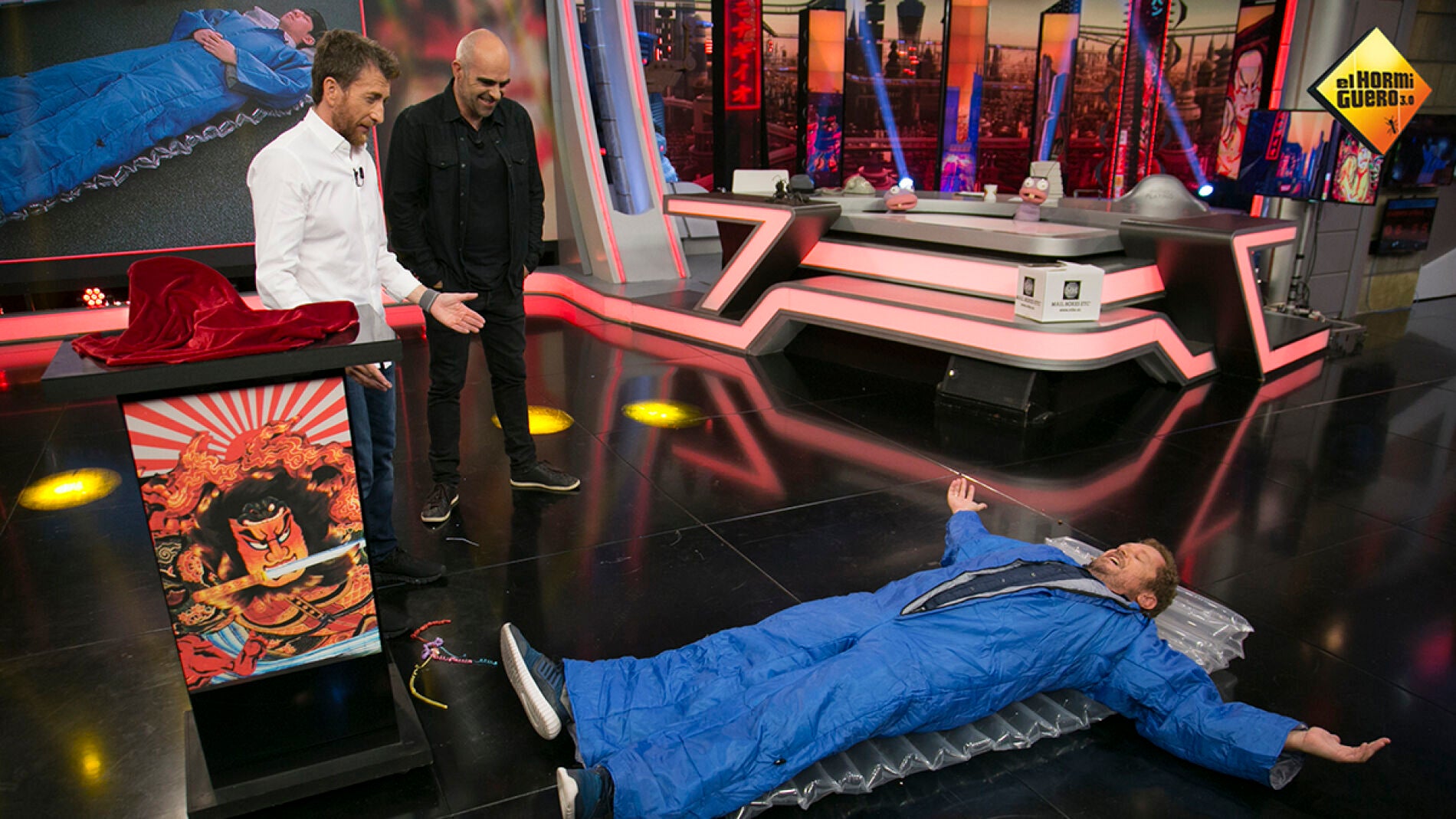 Así es el kit que utilizan los japoneses para dormir en la oficina