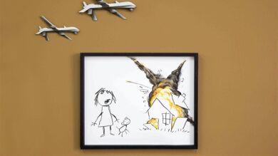 Unos drones destruyendo el dibujo de una niña, la última obra de Banksy contra una feria de armas en Londres