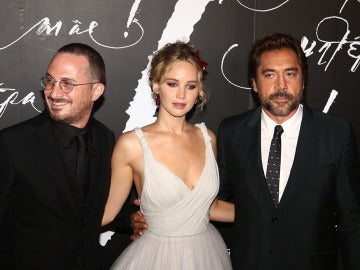 Jennifer Lawrence junto a Darren Aronofsky y Javier Bardem