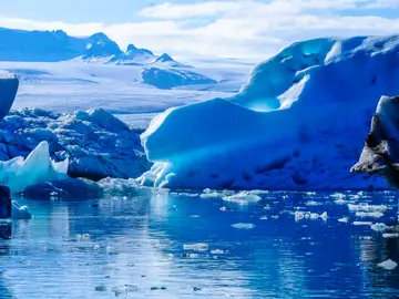 Los glaciares se derriten debido a los gases del efecto invernadero Los glaciares se derriten debido a los gases del efecto invernadero
