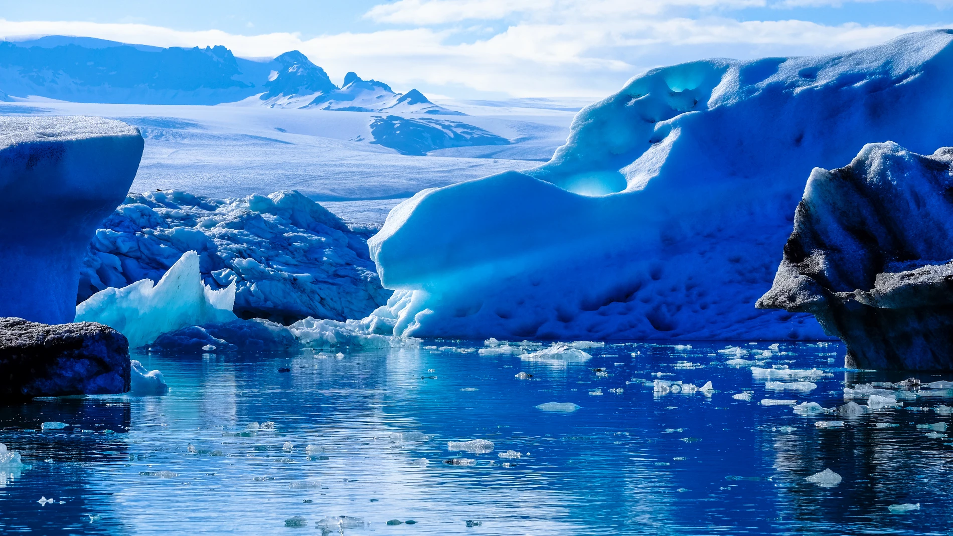 Los glaciares se derriten debido a los gases del efecto invernadero Los glaciares se derriten debido a los gases del efecto invernadero