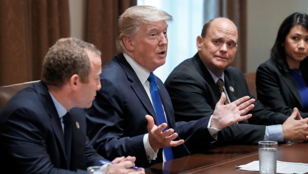 Donald Trump, con el representante demócrata, Josh Gottheimer y el representante republicano, Tom Reed