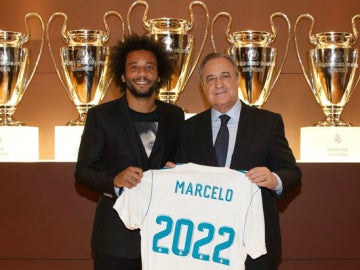 Marcelo posa con Florentino Pérez en el acto de su renovación hasta 2022