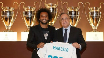 Marcelo posa con Florentino Pérez en el acto de su renovación hasta 2022