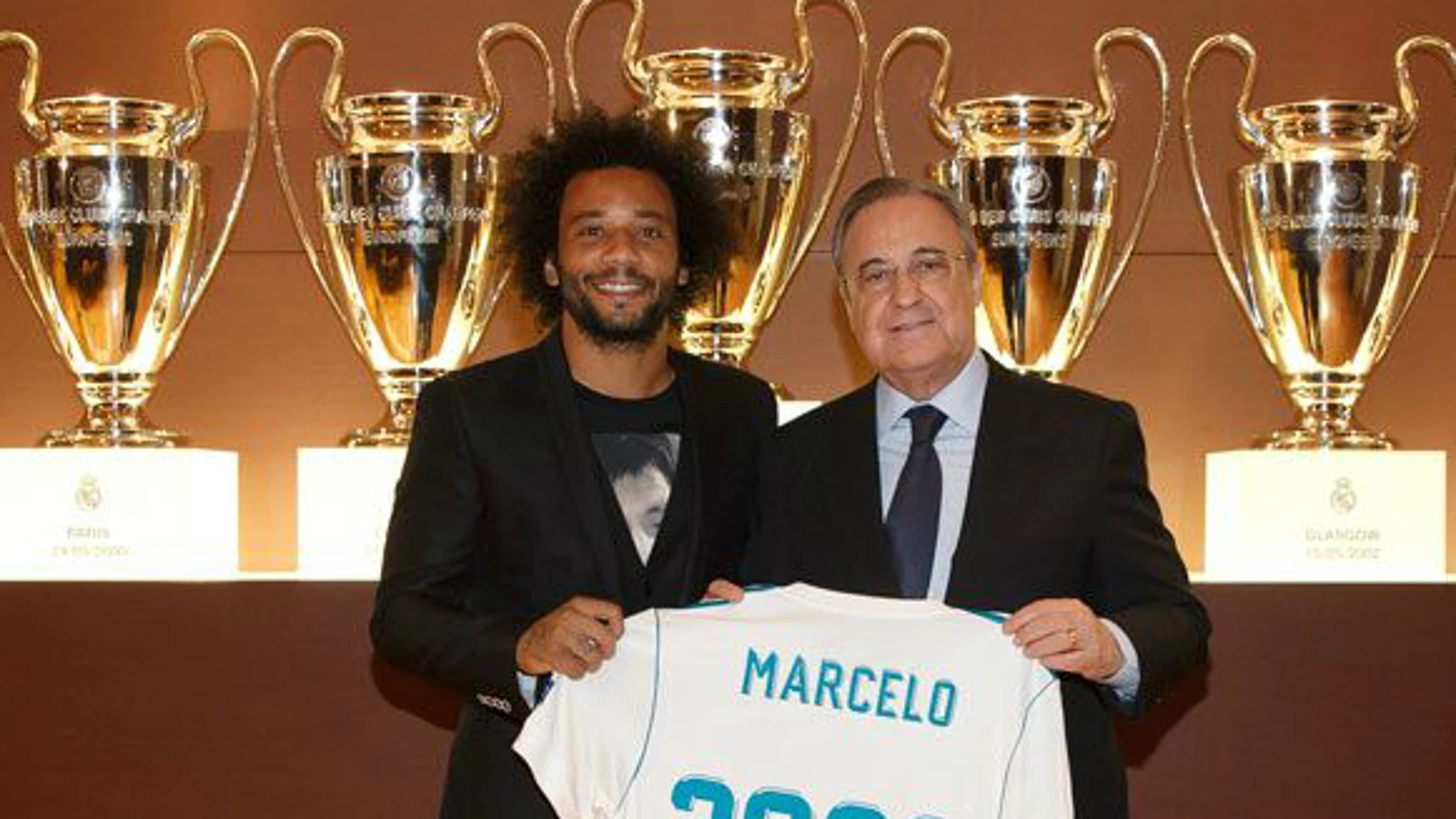 Marcelo posa con Florentino Pérez en el acto de su renovación hasta 2022 Marcelo posa con Florentino Pérez en el acto de su renovación hasta 2022