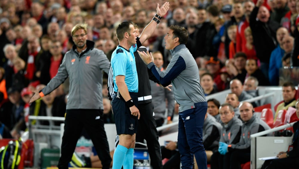 Berizzo, siendo expulsado
