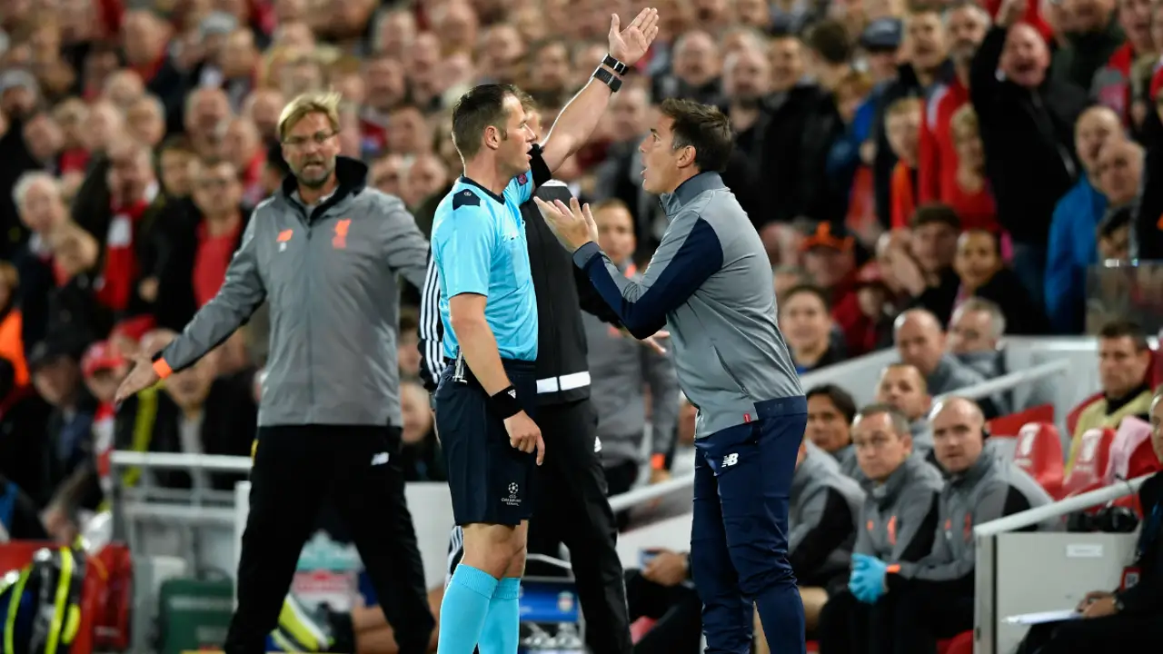 Berizzo, siendo expulsado