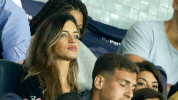 Sara Carbonero, muy pendiente de su marido Iker Casillas