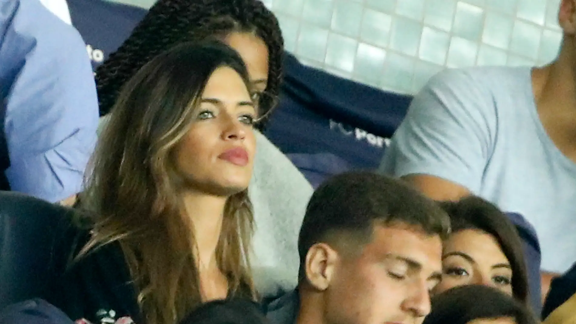 Sara Carbonero, muy pendiente de su marido Iker Casillas