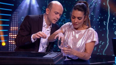 Lorena Castell ‘se come’ un pez vivo ante los ojos de Jeff Toussaint