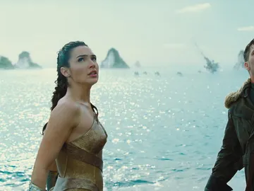 Gal Gadot y Chris Pine buscando los drones Gal Gadot y Chris Pine buscando los drones