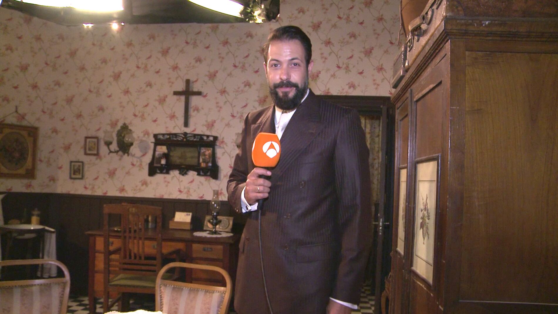 Severo Santacruz nos lleva de tour por los nuevos decorados de 'El secreto de Puente Viejo'