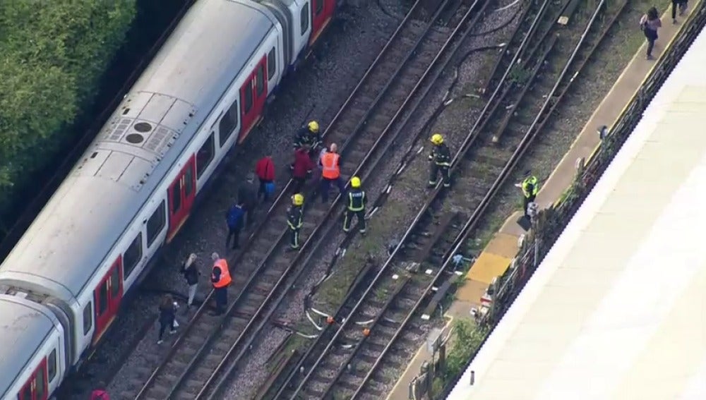La Policía y los bomberos evacuan a los pasajeros de metro donde ha sido la explosión