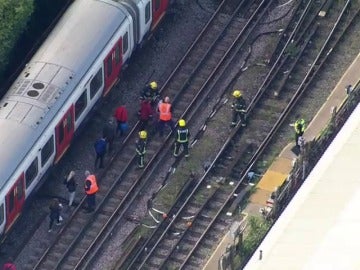 La Policía y los bomberos evacuan a los pasajeros de metro donde ha sido la explosión