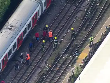 La Policía y los bomberos evacuan a los pasajeros de metro donde ha sido la explosión La Policía y los bomberos evacuan a los pasajeros de metro donde ha sido la explosión