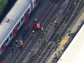 La Policía y los bomberos evacuan a los pasajeros de metro donde ha sido la explosión La Policía y los bomberos evacuan a los pasajeros de metro donde ha sido la explosión