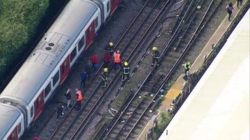 La Policía y los bomberos evacuan a los pasajeros de metro donde ha sido la explosión