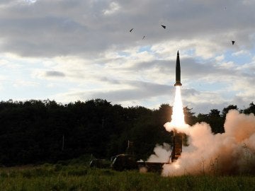 El misil surcoreano Hyunmoo-II, mientras es lanzado hacia el Mar del Este
