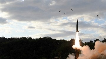 El misil surcoreano Hyunmoo-II, mientras es lanzado hacia el Mar del Este