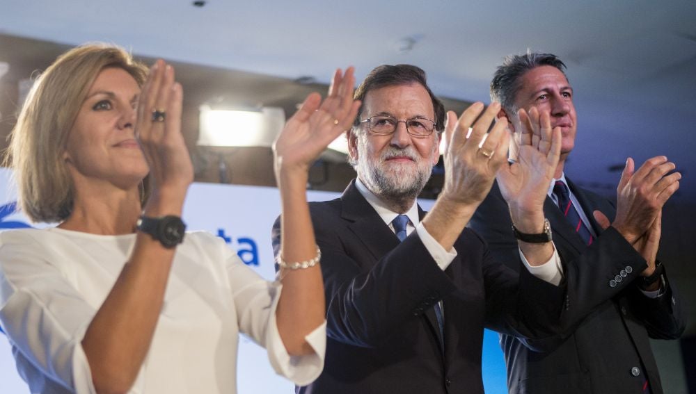 Mariano Rajoy, junto a la secretaria general del PP, María Dolores de Cospedal, y el presidente de los populares catalanes, Xavier García Albiol