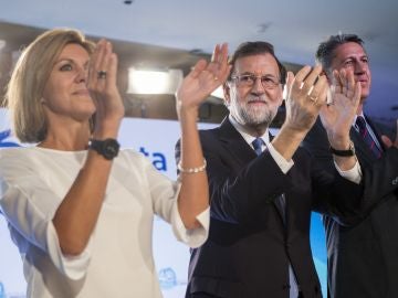 Mariano Rajoy, junto a la secretaria general del PP, María Dolores de Cospedal, y el presidente de los populares catalanes, Xavier García Albiol
